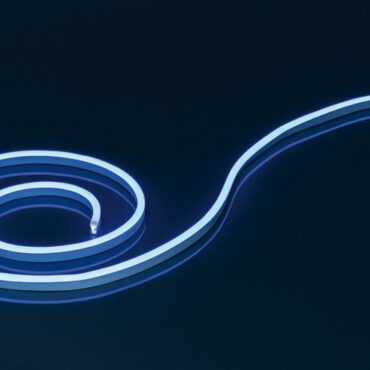 Barre da 3 m. Sezione quadrata 10x10 mm con corpo in silicone.Possono essere tagliate ogni 5 cm.Perfette per essere integrate nei cieli delle cabine per una illuminazione diffusa ed uniforme.Indicata sia per uso interno sia per uso esterno.Linea accessori per un uso universale.