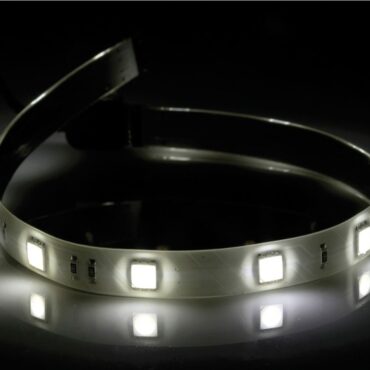 Autoadesive, impermeabili, provviste di microconnettore terminale che permette di collegarle in serie e di cavetto di collegamento con microconnettore. LED "Superbright" alta luminosità.