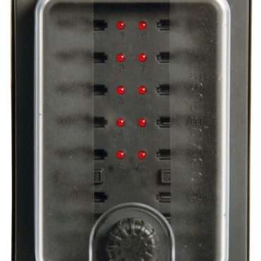 Scatola a semi-incasso con guarnizione in gomma con sedi per 10 fusibili lamellari con uscita posteriore, + 6 sedi fusibili di ricambio, + LED spia per fusibili bruciati.