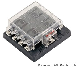 Fabbricata in policarbonato, con contatti in rame stagnato. Coperchio trasparente con etichette utenze. Carico massimo per ogni blocco 150 A. Terminali a vite.