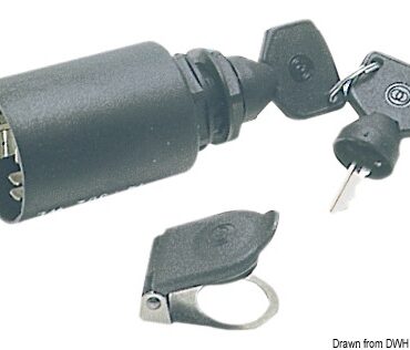 Con chiave estraibile, con funzione supplementare che permette di attivare solo alcuni accessori come aspìratore sentina, livello acqua, livello benzina, senza dare energia a tutto il sistema. Tenuta stagna garantita tramite cappuccio che chiude l’ingresso della chiave. La funzione supplementare non può essere attivata per errore in quanto per la rotazione a sinistra la chiave và anche premuta. Universale sia per motori a benzina che diesel, carcassa in nylon, cappuccio inox + nylon + gomma.
