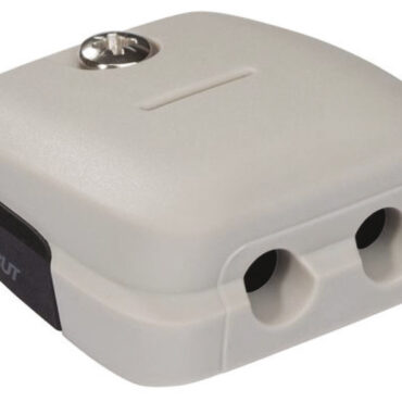 Fabbricati in nylon rinforzato con fibra di vetro; stagni IPX7; forniti con guarnizione preforata e da forare; confezionati in blister espositivo. Non richiedono sigillante o siliconi rendendo l’installazione rapida e pulita.La versione doppio cavo è ideale per installazione di pannelli solari.