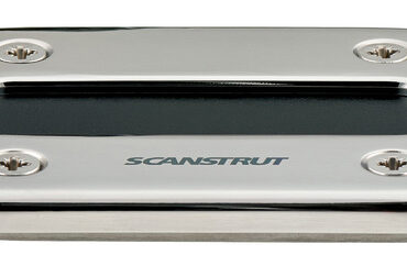 Garantiscono una perfetta impermeabilità (IP68) nel passaggio dei cavi. Permettono il passaggio dei cavi senza smontare gli eventuali connettori terminali. Fori filettatati che facilitano il montaggio e permettono un numero infinito di smontaggi, Ogni pezzo è fornito con una scelta di guarnizioni preforate o da forare per la massima facilità e flessibilità di utilizzo. Con la gamma Low Profile viene ridotta di oltre il 70% l'altezza complessiva dei premistoppa/passacavi rispetto alla gamma standard, ottenendo un prodotto più pulito e raffinato; permettono un installazione si verticale che orizzontale.Una tenuta stagna garantita al 100%. Sigillante marino non richiesto.Confezionati in pratico blister espositivo.