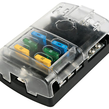 Contatti bronzo fosforoso argentato. Accetta fusibili lamellari standard.Voltaggio ammesso 12/24 V.Massimo amperaggio totale scatola: 100 A.Massimo amperaggio per ogni fusibile: 20 A.2 portafusibili di ricambio sul coperchio.