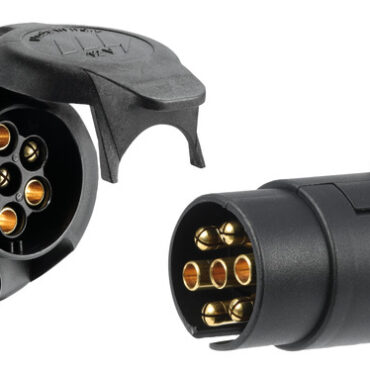 Regolamentare per rimorchio. In ABS nero e contatti interni in ottone. Modello di lunga durata nel tempo e completamente inossidabili.