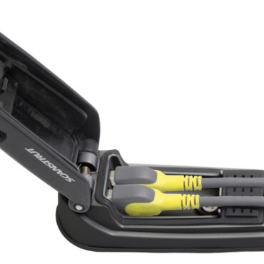 USB impermeabile a ricarica rapida, con connettività a doppia presa, in grado di ricaricare fino a due dispositivi più velocemente rispetto alle prese USB standard.Caratterizzato da un profilo ultra basso perfetto per la navigazione.