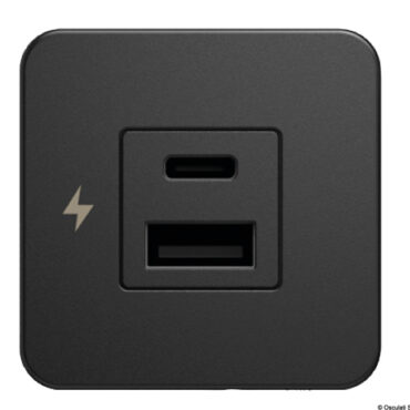 La presa USB doppia (A+C) Tile, offre soluzioni di ricarica eleganti e ad alte prestazioni, progettate specificamente per gli interni marini. Con eleganti opzioni di lunetta in nero opaco o acciaio inossidabile spazzolato 316 di alta qualità, questi caricabatterie si fondono perfettamente negli ambienti marini di lusso. Con un ingombro compatto di 40 mm, richiedono un seghetto a tazza di 29 mm per una facile installazione.Tiny unisce funzionalità e stile, rendendola la scelta ideale per modernizzare gli interni della tua imbarcazione. Migliora lo spazio della tua barca con questa soluzione pratica e sofisticata per la ricarica quotidiana dei tuoi dispositivi.