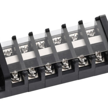 In plastica nera, con fascia trasparente di protezione. Separatori per contatti accidentali. Terminali e viti in ottone nichelato.