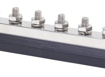 Base plastica ad alta capacità isolante. Barra di supporto in rame nichelato, viti e dadi in acciaio inox. volt 12/48.