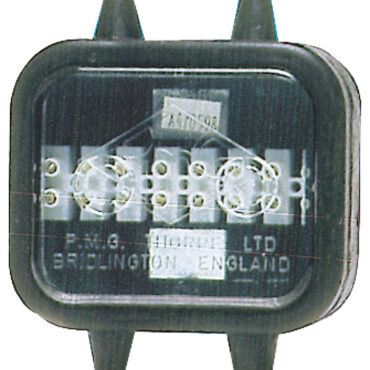 Coperchio in polycarbonato trasparente, carcassa in gomma anti-salino. Ideale per connessioni in sentina o nel vano motore.