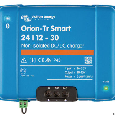 Caricatore DC a 3 stadi con Bluetooth integrato, ideale per sistemi a doppia batteria per imbarcazioni. Adatto per batterie al piombo e litio, è disponibile in modelli da 12 o 24 V e supporta fino a 400 W. Può essere monitorato e programmato tramite Bluetooth e dispone di una funzione di rilevamento motore. Può essere collegato in parallelo per incrementare la potenza di uscita.