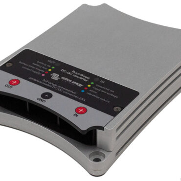Convertitori DC/DC per caricare le batterie di servizio 12/24 V.Particolarmente adatti nel caso di imbarcazioni dotate di alternatori intelligenti, utilizzati nei motori più recenti, che non sempre generano corrente di carica corretta.