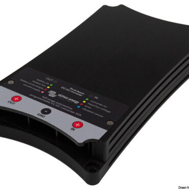 Convertitori DC/DC per caricare le batterie di servizio 12/24 V.Particolarmente adatti nel caso di imbarcazioni dotate di alternatori intelligenti, utilizzati nei motori più recenti, che non sempre generano corrente di carica corretta.