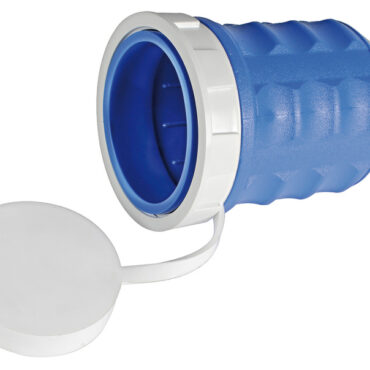 Presa: in acciaio inox AISI 316 lucidato a specchio + policarbonato + contatti in ottone nichelato e protezione posteriore uscita cavi. Spina: policarbonato + contatti in ottone argentato. Cappuccio: coprispina in PVC morbido blu elettrico. voltaggio 220/110. Amperaggio Max 50A.