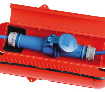 Costruita in plastica antiurto, rende impermeabile la vostra connessione elettrica. Completa di lucchetto.