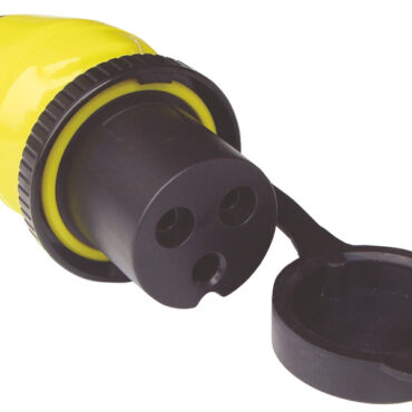 Presa da incasso a 3 poli maschio con portello a tenuta stagna e copertura posteriore per protezione cavi, contatti in ottone argentato.Spina volante femmina (in policarbonato + Moplen) con sistema blocca cavo e contatti in ottone argentato; cappuccio proteggi spina in PVC con ghiera a rotazione rapida in Luran resistente UV.