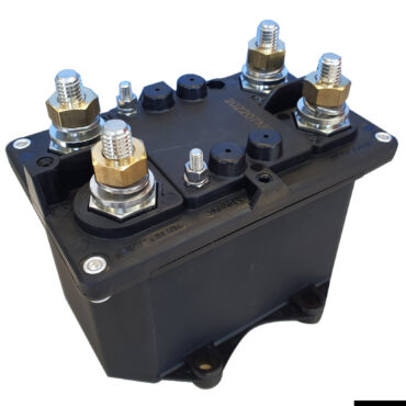 Può gestire 2 banchi batteria. Si collega sotto chiave, se si vuole togliere completamente la corrente in modo automatico (in questo caso la chiave d’avviamento ha bisogno di uno scatto supplementare) oppure semplicemente con un interruttore ON-OFF indipendente dalla chiave, che può anche essere nascosto a far da antifurto. Grado protezione IP65, contatti in rame argentato. Stacco del positivo o del negativo.