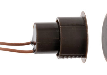 Interruttori magnetici di sicurezza di facile installazione, interrompono il flusso di corrente nel momento in cui le due parti entrano in contatto. Apre il circuito a 15mm di distanza.Ideali per: wet bar con cucine elettriche; plancette idrauliche/elettriche; fine corsa per tavoli elettrici.