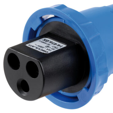 Presa e spina nautica per cavo elettrico banchina da 16A - 230V.Realizzati in PA6, dotata di contatti ad alta resa energetica e tappo di chiusura IP67.La spina è disegnata per garantire una impugnatura ergonomica e la ghiera rotante permette di assicurarla saldamente alla presa in barca con una chiusura stagna IP67, mentre il tappo in gomma garantisce una tenuta IP44 quando non è collegata.Il design pulito e le ridotte dimensioni permettono di poter installare comodamente la presa in qualsiasi punto del pozzetto.Conforme agli standard europei di sicurezza IEC 60309-5.