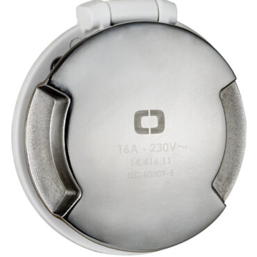 Presa e spina nautica per cavo elettrico banchina da 16A - 230V.Realizzati in PA6, dotata di contatti ad alta resa energetica e tappo di chiusura IP67.La spina è disegnata per garantire una impugnatura ergonomica e la ghiera rotante permette di assicurarla saldamente alla presa in barca con una chiusura stagna IP67, mentre il tappo in gomma garantisce una tenuta IP44 quando non è collegata.Il design pulito e le ridotte dimensioni permettono di poter installare comodamente la presa in qualsiasi punto del pozzetto.Conforme agli standard europei di sicurezza IEC 60309-5.