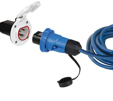 Set completo per alimentazione 220V dell'imbarcazione alla colonnina di terra.Il kit comprende la presa elettrica Cruiser per il montaggio sulla barca, quadro elettrico cablato 16A con salvavita, magnetotermico, presa schuko, cablaggio 3G da 3 m e cavo da 10/15 m per collegarsi alla colonnina di alimentazione.Il sistema è disponibile in quattro diverse configurazioni per scegliere la presa che meglio si adatta al colore dello scafo.