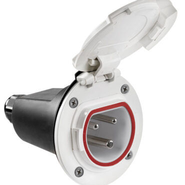 Presa e spina nautica per cavo elettrico banchina da 32A - 220V. Realizzati in PA6, dotata di contatti ad alta resa energetica e tappo di chiusura IP67. La spina è disegnata per garantire una impugnatura ergonomica e la ghiera rotante permette di assicurarla saldamente alla presa in barca con una chiusura stagna IP67, mentre il tappo in gomma garantisce una tenuta IP44 quando non è collegata. Il design pulito e le ridotte dimensioni permettono di poter installare comodamente la presa in qualsiasi punto del pozzetto. Conforme agli standard europei di sicurezza IEC 60309-5.