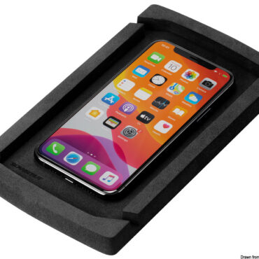 Tieni al sicuro e ricarica il tuo telefono senza fili allo stesso tempo. Puoi tenere il tuo telefono in un posto sicuro a bordo, in vista, carico e pronto a partire. Progettato per essere installato su qualsiasi superficie piana.Posiziona semplicemente il tuo telefono al centro del tappetino ed inizia immediatamente la ricarica senza fili (articolo certificato Qi).