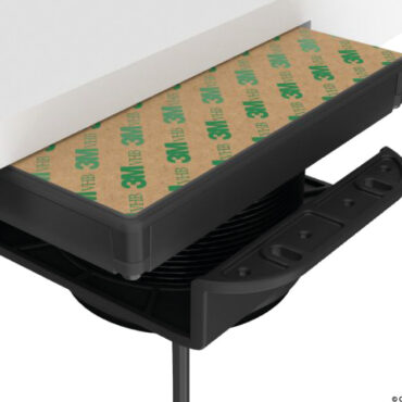 Il caricatore ROKK wireless 15W (12/24V) consente la ricarica dei telefoni o tablet predisposti semplicemente appoggiandoli sul dispositivo.Disegnato per la nautica è totalmente stagno IPX6 (certificati Qi), la superficie è ad altissimo grado di antiscivolo e resistente agli UV.Il caricabatterie wireless è dotato di 3 coil technology che garantisce un'area di ricarica di oltre l'80% in più rispetto alle versioni precedenti.Questo implementazione, risolve il problema dei telefoni con fotocamere molto potenti che hanno anche una potenza in uscita di 15 W.