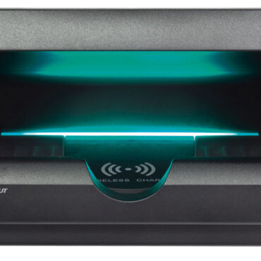 Tiene in sicurezza e carica il tuo telefono in modalità wireless allo stesso tempo.Design con ridotta profondità di installazione è perfetto per l'integrazione in console, paratie, sedili, mobili, etc.Basta far scorrere il telefono nella tasca e avviare immediatamente la ricarica in modalità wireless.Dotato di un tappetino aderente interno che impedisce al telefono di scivolare garantendo il tuo telefono sempre al sicuro.- IPX6 Impermeabile;- ricarica rapida da 15 W;- compatibile con ingresso 12/24V;- progettato per adattarsi a qualsiasi tipo di barca;- ricarica istantanea, nessuna connessione necessaria.Il caricabatterie Cove è dotato di 3 coil technology che garantisce un'area di ricarica di oltre l'80% in più rispetto alle versioni precedenti.Questo implementazione, risolve il problema dei telefoni con fotocamere molto potenti che hanno anche una potenza in uscita di 15 W.