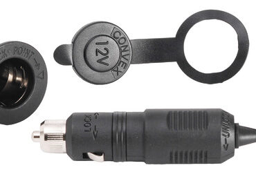 Completamente impermeabili, sia con la presa chiusa dal cappuccio in dotazione, sia quando é inserita la spina, che é dotata di uno speciale collare stagno e di un sistema “lock-in” che permette di bloccare la spina ruotandola. Montaggio presa sia con dado posteriore, che con pannellino a due viti. Standard per accendisigari, telefonini.