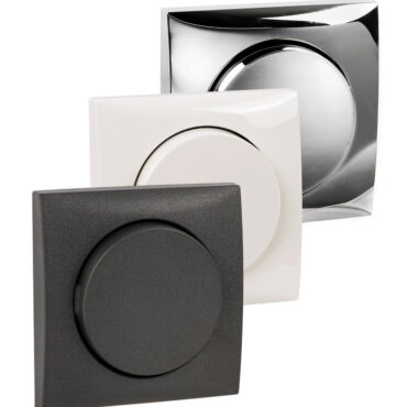 Vengono completati con le cornici di design modello "FLOW" singole o doppie.Cornice singola: 59,5x59,5 mm. Cornice doppia: 59,5x178,5 mm.