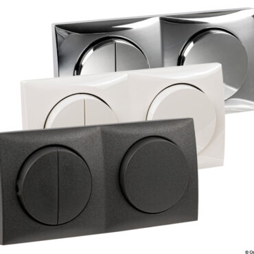 Vengono completati con le cornici di design modello "FLOW" singole o doppie.Cornice singola: 59,5x59,5 mm. Cornice doppia: 59,5x178,5 mm.