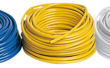 A norme europee, per il completamento delle prese di corrente. Treccia in rame multiplo ad alta conduttività. Doppia guaina di copertura, la prima, dotata di particolare resistenza, che assicura il cavo dagli urti accidentali; la seconda con particolare resistenza all’acqua marina, alla corrosione e agli olii. Conformi alla norma IEC 60228 e EN 50363.