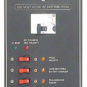 Provvisto di interruttori magnetotermici Airpax automatici reinseribili (1 da 5 A, 3 da 5 A, 1 da 15 A) + LED utenze in uso + interruttore bipolare salva vita da 30 m A e 25 A + LED "corrente inserita” + LED "inversione di polarità + voltometro 0/300 V.