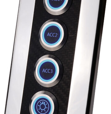 Pannelli eleganti in fibra di carbonio e acciaio inossidabile 316 con interruttori a pulsante in acciaio inossidabile da 20A.Progettato con cura con lunetta lucida nascosta da viti, etichette retroilluminate sul pulsante e finitura del pannello in fibra di carbonio 3D.Sono incluse 40 etichette adesive assortite.Protezione IP66 contro potenti getti d'acqua da tutte le direzioni.Guarnizione impermeabile inclusa.