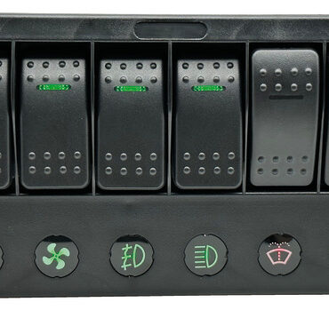 Carcassa in policarbonato nero. Interruttori a bascula con incorporato LED di consenso. Provvisti di circuit breaker automatici riarmabili. Utenze con scritte retroilluminate con LED rosso se fuori servizio, con LED verde quando attive.