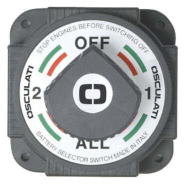 Contatti completamente in rame, molle in acciaio inox. Carcassa in policarbonato. Interruzione automatica di corrente dell’alternatore qualora si azioni lo staccabatteria prima di avere spento il motore. Particolarmente adatto per motorizzazioni diesel che, con grossi motorini d’avviamento, richiedono forti amperaggi. Omologato CE secondo la normativa 94/25/CE.