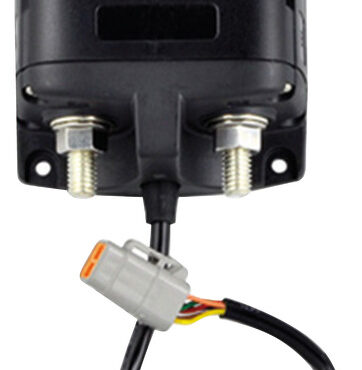 Collega i banchi batterie (avviamento + servizi) quando è in funzione alternatore/caricabatterie e scollega i banchi quando cessa il sistema di ricarica.Supporta alti carichi di corrente (es. inverter potenti).Possibilità di collegare i banchi batteria in caso di emergenza, con un semplice comando tramite interruttore.Bassissimo consumo in ON/OFF dovuto al sistema bistabile.Soddisfa ISO 8846/SAEJ1171.Connettore Deutsch 6 poli DTM maschio.