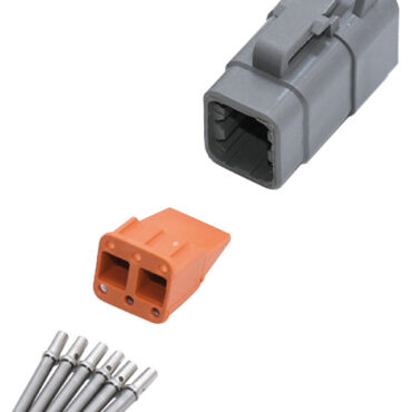 Collega i banchi batterie (avviamento + servizi) quando è in funzione alternatore/caricabatterie e scollega i banchi quando cessa il sistema di ricarica.Supporta alti carichi di corrente (es. inverter potenti).Possibilità di collegare i banchi batteria in caso di emergenza, con un semplice comando tramite interruttore.Bassissimo consumo in ON/OFF dovuto al sistema bistabile.Soddisfa ISO 8846/SAEJ1171.Connettore Deutsch 6 poli DTM maschio.