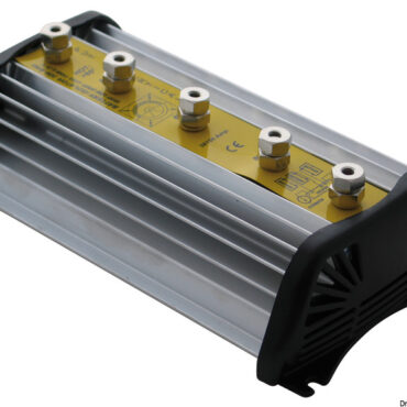 Permettono di ricaricare più batterie contemporaneamente, dando la preferenza alla batteria più scarica.Separano elettricamente ciascuna batteria per evitare che quella con carica maggiore defluisca in quella più scarica.Carcassa in alluminio, con ampia alettatura atta a disperdere efficacemente il calore.