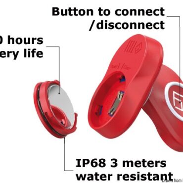 Un efficace sistema di sicurezza che spegne automaticamente il motore appena il trasmettitore (xFOB) si trova immerso oltre 10 cm oppure a più di 12 m dal ricevitore (xHUB). Il kit base è composto da un ricevitore da montare in plancia (xHUB) e da un trasmettitore portatile (xFOB) per il guidatore. Ulteriori 3 trasmettitori (totale 4) possono essere collegati al ricevitore e agire da sistema di sicurezza per bambini o animali presenti a bordo.Per accendere il motore, basterà cliccare sul xFOB e poi avviare normalmente.Nel caso in cui xFOB non sia presente a bordo o scarico si potrà accendere ugualmente il motore tramite l’xHUB. Dopo 6 secondi dall’attivazione del MOB sarà possibile riaccendere il motore. Se l’xHUB non è connesso ad un motore lancerà comunque un allarme sonoro in caso di caduta in mare. L’xFOB può essere indossato tramite gli accessori:- braccialetto in silicone (xBAND);- clip di fissaggio su giubbini salvagente o cintura (xTAG);- cinghietto da appendere al collo (xTAG). Funziona con tutti i modelli di motore. Universale 12/24V. La batteria CR2032 dell’xFOB ha una durata di 300 h e può essere facilmente sostituita.