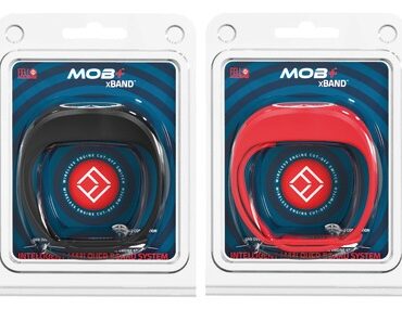 Un efficace sistema di sicurezza che spegne automaticamente il motore appena il trasmettitore (xFOB) si trova immerso oltre 10 cm oppure a più di 12 m dal ricevitore (xHUB). Il kit base è composto da un ricevitore da montare in plancia (xHUB) e da un trasmettitore portatile (xFOB) per il guidatore. Ulteriori 3 trasmettitori (totale 4) possono essere collegati al ricevitore e agire da sistema di sicurezza per bambini o animali presenti a bordo.Per accendere il motore, basterà cliccare sul xFOB e poi avviare normalmente.Nel caso in cui xFOB non sia presente a bordo o scarico si potrà accendere ugualmente il motore tramite l’xHUB. Dopo 6 secondi dall’attivazione del MOB sarà possibile riaccendere il motore. Se l’xHUB non è connesso ad un motore lancerà comunque un allarme sonoro in caso di caduta in mare. L’xFOB può essere indossato tramite gli accessori:- braccialetto in silicone (xBAND);- clip di fissaggio su giubbini salvagente o cintura (xTAG);- cinghietto da appendere al collo (xTAG). Funziona con tutti i modelli di motore. Universale 12/24V. La batteria CR2032 dell’xFOB ha una durata di 300 h e può essere facilmente sostituita.