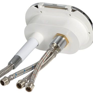 Doccia in ottone cromato, vano di alloggiamento bianco in ASA UV resistente. Completo di rubinetto miscelatore acqua calda/fredda. Montaggio in piano o a parete.