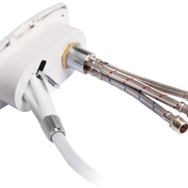 Doccia in plastica con testa cromata, vano di alloggiamento bianco in ASA UV resistente. Completa di rubinetto miscelatore acqua calda/ fredda. Montaggio in piano o a parete.