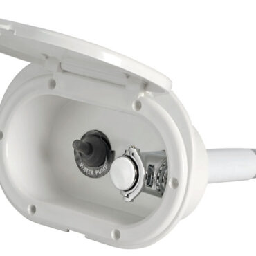 Doccia in ottone cromato, vano di alloggiamento bianco in ASA UV resistente. Da utilizzare su scafi medio-piccoli ove l'uso della doccia è direttamente correlato all'accensione dell'autoclave.