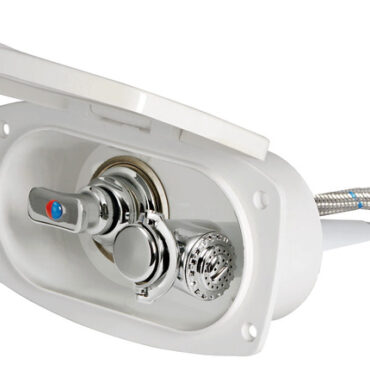 Doccia in ottone cromato, vano di alloggiamento bianco in ASA UV resistente. Completa di rubinetto miscelatore acqua calda/fredda. Montaggio in piano o a parete.