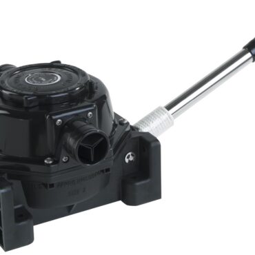 Con maniglia in acciaio inox sfilabile, membrana in neoprene, immediata ispezione dall’interno tramite coperchio a scatto. Può aspirare qualsiasi liquido compreso gasolio e anche impurità di notevoli dimensioni.