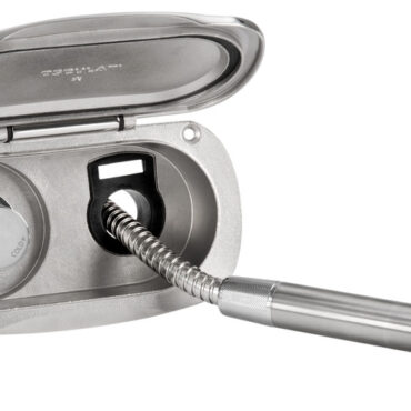 Vano doccia in acciaio inox AISI 316 con sportello autoreggente/frizionato. Doccetta Tiger in acciaio inox. Boccola interna antivibrante. Miscelatore a pomello cilindrico.