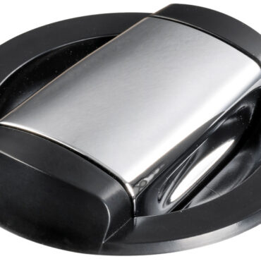 Doccia con miscelatore integrato, estetica flat, a scomparsa, installazione orizzontale o verticale.Vano doccia provvisto di una guarnizione antivibrante.Regolazione dell’acqua calda e fredda gestita tramite la rotazione del corpo della doccetta, mentre il flusso è regolato da un bottone push lock che consente di bloccare il getto d’acqua ed evitare sprechi.Il miscelatore incorporato permette una regolazione precisa della temperatura e di mantenerla tra un'apertura e l'altra.