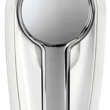 Box doccia deluxe per imbarcazioni di pregio. Dotato di una grande doccia “Bossini” con getto regolabile e miscelatore acqua calda e fredda. Vano in ASA resistente ai raggi UV. L’estrazione della doccia è immediata ed il soffione funziona da copertura. L’assenza di sportello facilita l’utilizzo all’utente ed evita il possibile incastro con il tubo in utilizzo e la rottura dello stesso.